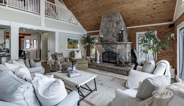 9 brdm, 5 bath cottage + Guesthouse in Lake of Bays! Sleeps 24 people!