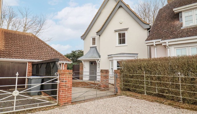 9 CHURCH FARM RISE, pet friendly, with a garden in Aldeburgh