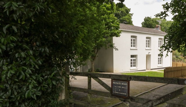 9 COPES GARDENS, pet friendly, with open fire in Truro