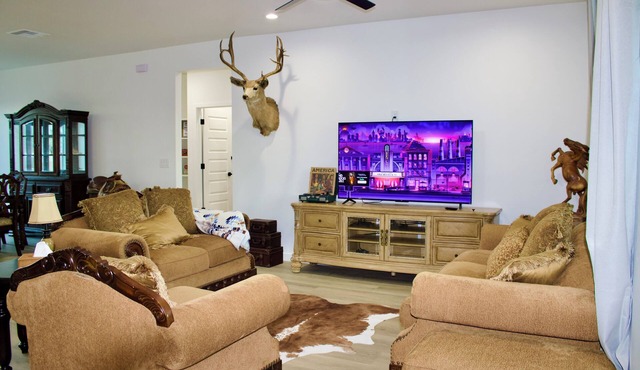 9 Guests, Tesla EV,Pet Friendly, Native SW Theme