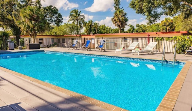 #9 Heated Pool, Private Patio & Grill