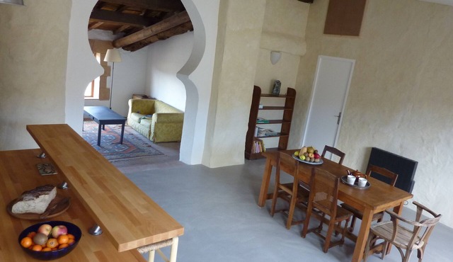 9 km from Gordes, hamlet house with terrace