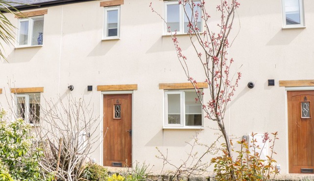 9 MALTHOUSE COURT, pet friendly, character holiday cottage in Watchet