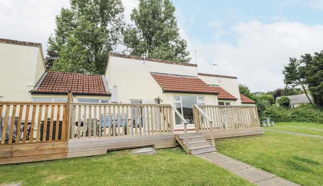 9 MANORCOMBE BUNGALOWS, pet friendly, with a garden in Callington
