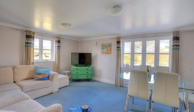 9 MARITIME HOUSE, family friendly in West Bay