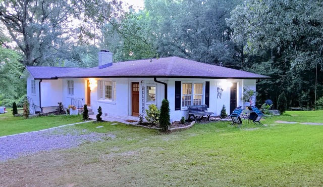 9 mi to Acworth Beach- Cozy ranch. Grill, play, relax.