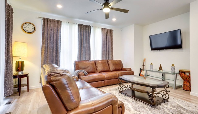 9 Mi to Airport: Commerce City Townhome w/Deck