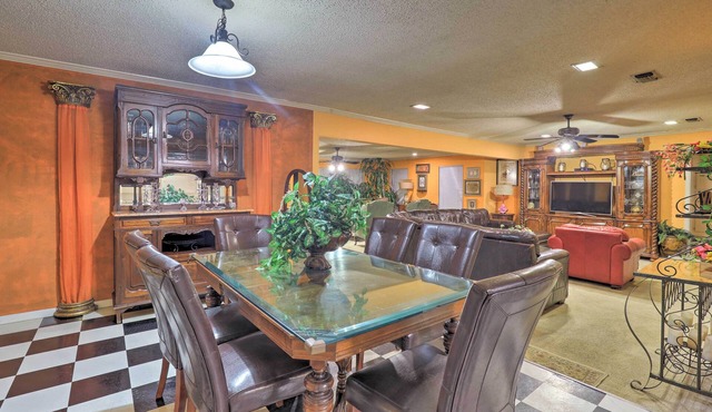 9 Mi to AT&T Stadium: Pet-Friendly Escape w/Deck!