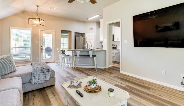 9 Mi to College Station: Dog-Friendly Home w/Yard