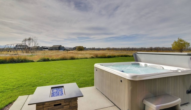 9 Mi to Downtown: Bozeman Vacation Home w/Hot Tub