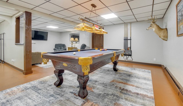 9 Mi to Downtown Rushville: Cozy Getaway w/Grill