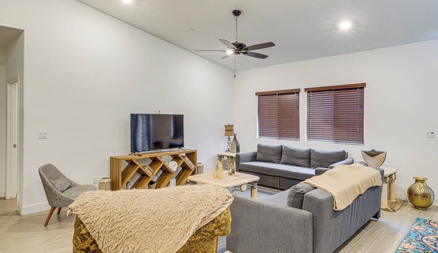 9 Mi to Dtwn Bakersfield: Pet-Friendly Home