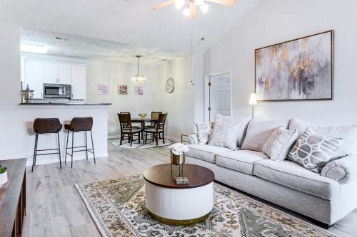 9 Mi to Dtwn Fayetteville: Condo w/Pool Access!