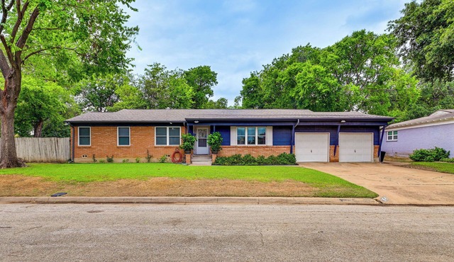 9 Mi to Dtwn: Fort Worth Home w/Patio & Yard