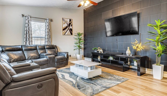 9 Mi to Dtwn Indy: Suburban Group Retreat w/Yard