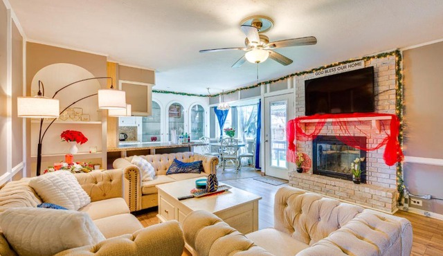 9 Mi to Dtwn: Spacious Retreat in Corpus Christi!