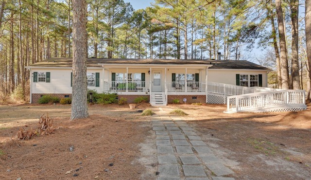 9 Mi to ECU: Pet-Friendly Greenville Home w/Deck