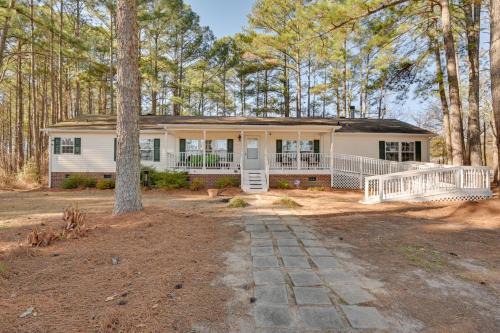 9 Mi to ECU: Pet-Friendly Greenville Home w/Deck