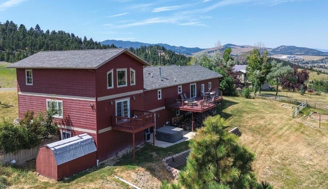 9 Mi to Helena: Mtn-View & Hot Tub at Huge Home