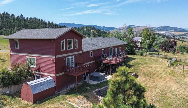 9 Mi to Helena: Mtn-View & Hot Tub at Huge Home