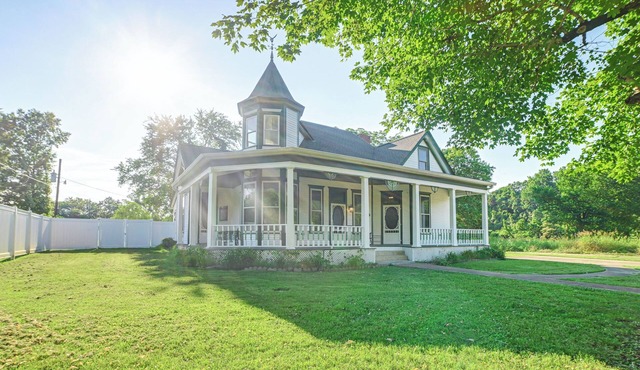 9 Mi to Kentucky Lake: Spacious Victorian Home!