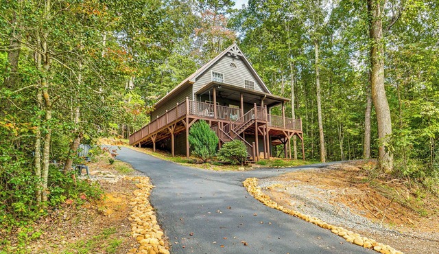9 Mi to Lake Burton: Cabin w/Deck Near Helen