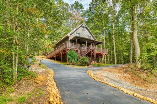 9 Mi to Lake Burton: Cabin w/Deck Near Helen