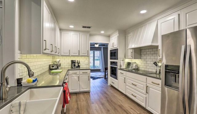 9 Mi to Magnolia Market Large Home in Waco!