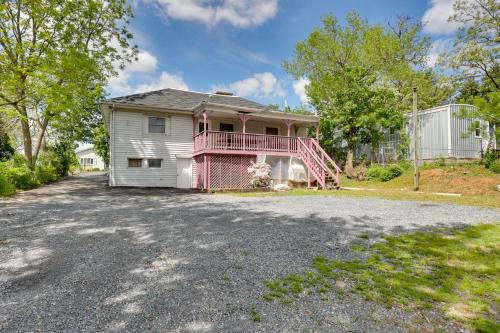 9 Mi to Midtown Convenient Harrisburg Apt