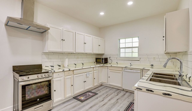 9 Mi to Old Town Spring: Suburban Stay in Houston!