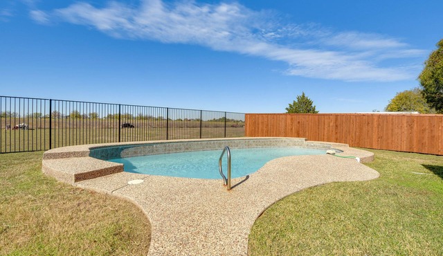 9 Mi to Ray Roberts Lake: Texas Retreat w/Pool