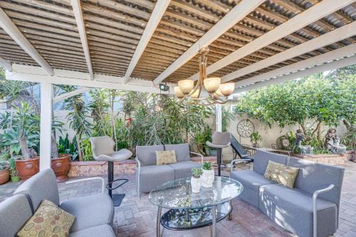 9 Mi to SoFi: Los Angeles Apartment w/Patio