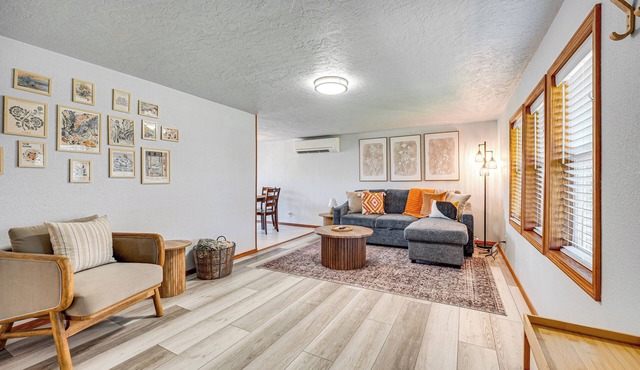 9 Mi to The Gorge: Updated Retreat w/Yard!