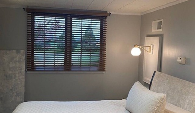 9 miles to Cedar Point. Pet friendly room with 22 acres to play.