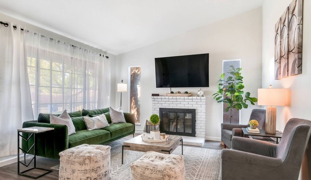 9 miles to DT Riverside + tons of local parks and sites nearby!