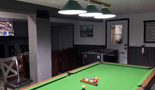 9 min airport|Great view|Game room|Sleep 10|Garage