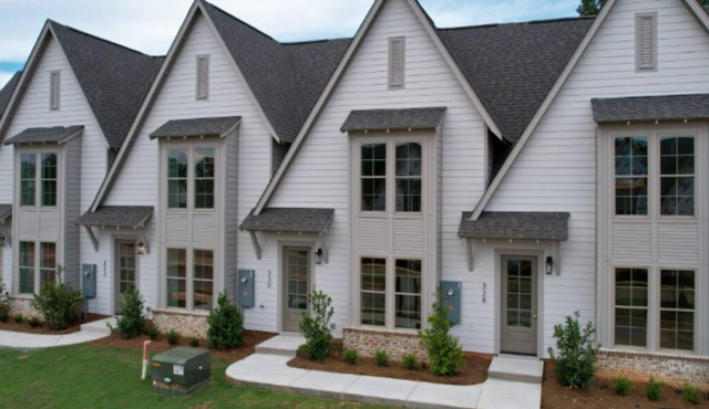 9-Min to Auburn University - Beautiful NEW Townhome Sleeps 9 + Garage