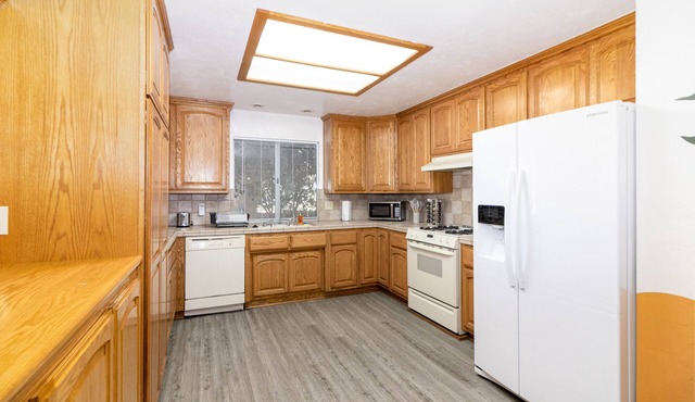 🧡9 min to University,Parking, 4BR/2BA, Sleeps 10, Boho Style🌼