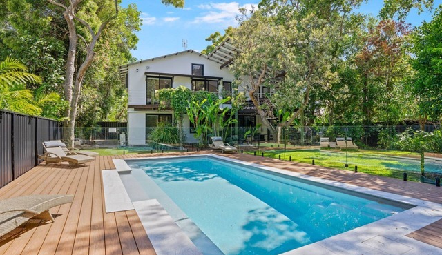 9 Naiad Court - Rainbow Shores. Pool. Walk to beach.