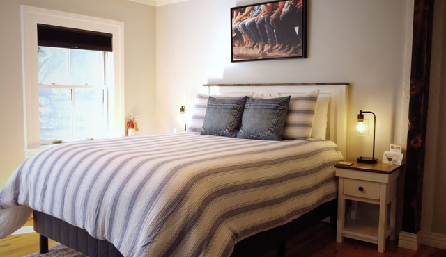 #9 Newly Renovated Room in Historic Inn, Denim Den