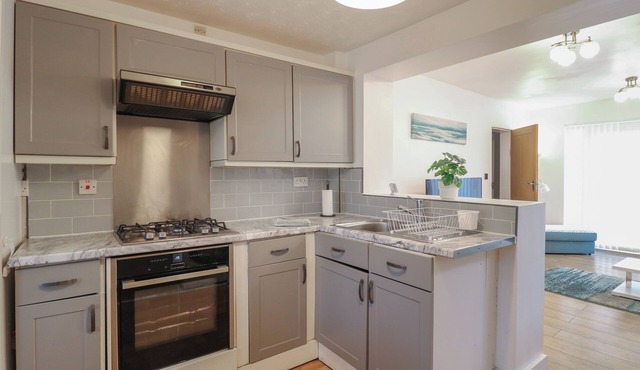 9 NORMAN COURT, pet friendly, with a garden in Oadby