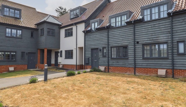 9 OAKS COURT, pet friendly, country holiday cottage in Aldeburgh