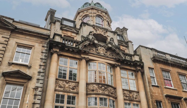 9 OLD CITY CHAMBERS, pet friendly in Bristol