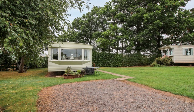 9 OLD ORCHARD, pet friendly, with a garden in Much Wenlock