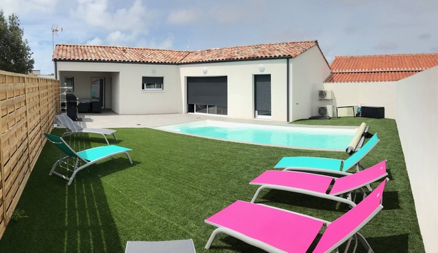 9-person villa with heated pool, 4-star seaside location