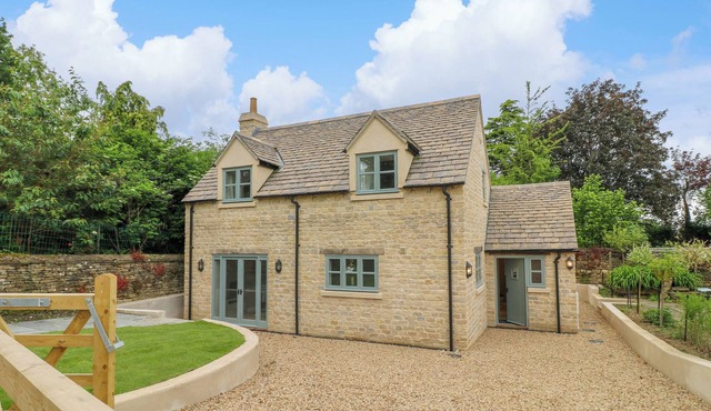 9 RECTORY LANE, pet friendly, with a garden in Edith Weston