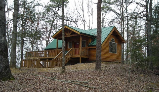9 Secluded Acres, Hot Tub & Pet Friendly. Close to Restaurants & River Rafting
