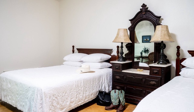 9 Suites on 73 Acres - Horse Oasis - 12bd Inn - Brenham - 10min to Round Top
