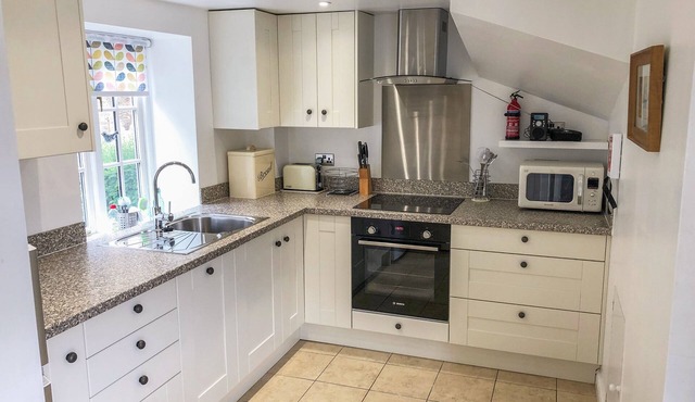 9 SWALLOW COURT, pet friendly, with a garden in Herne