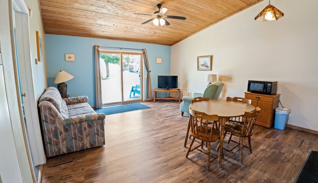#9 Thomas' Parkside Cottages. 2BR Beach walk-out to Lake Huron, downtown local